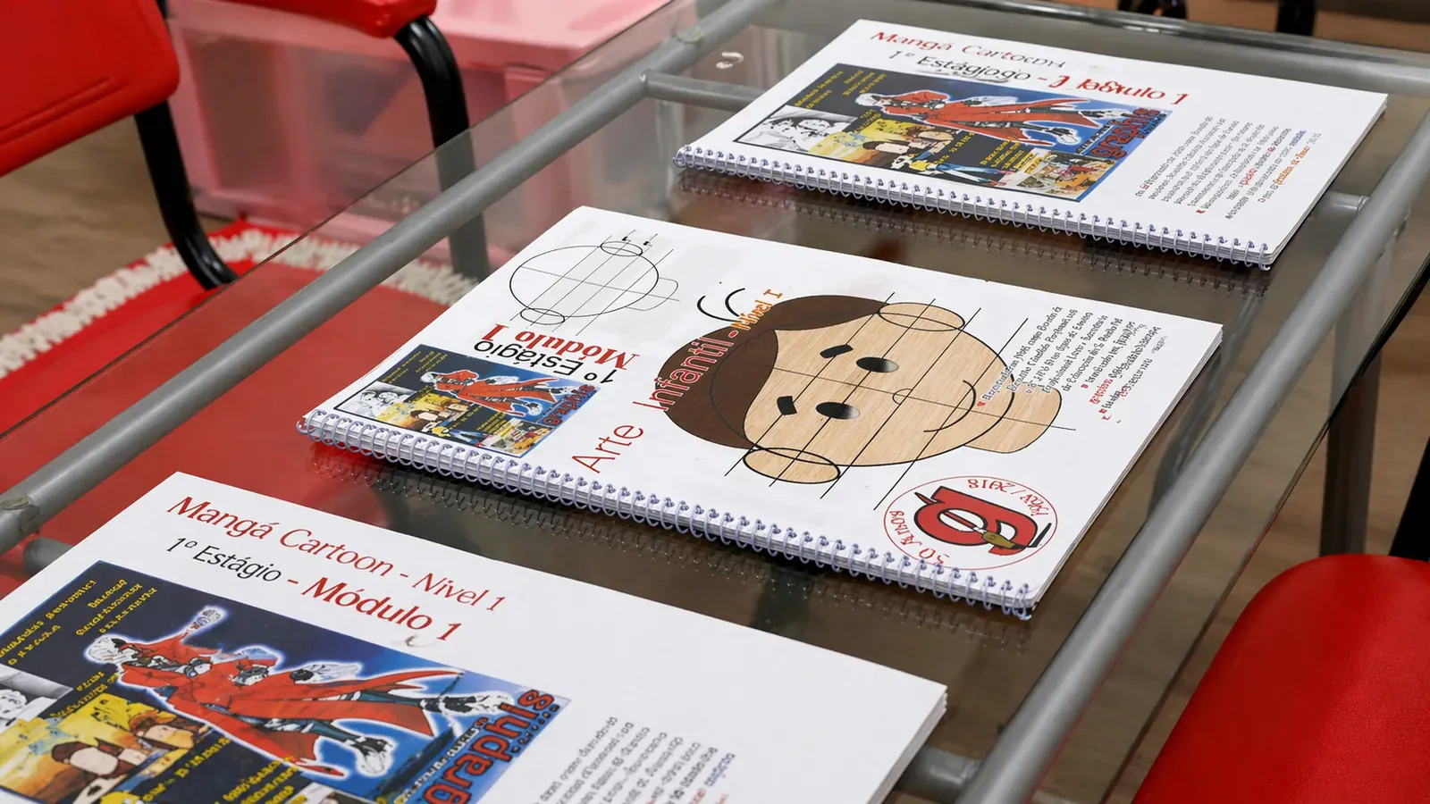 Apostilas de Mangá Cartoon e Arte Infantil sobre a mesa da sala de desenho